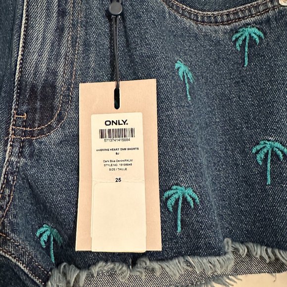 New! ONLY DIVINE HEART DENIM SHORTS - Picture 3 of 7
